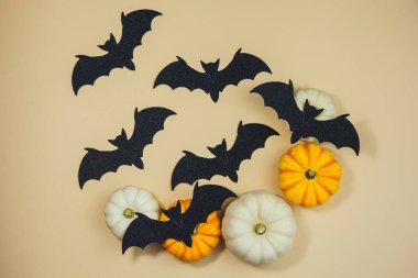 Cadılar Bayramı. Sonbahar tatili için dekor. Küçük balkabakları. Arkaplan.