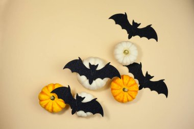 Cadılar Bayramı. Sonbahar tatili için dekor. Küçük balkabakları. Arkaplan.