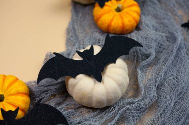 Cadılar Bayramı. Sonbahar tatili için dekor. Küçük balkabakları. Arkaplan.