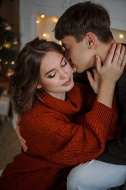 Geleneksel mutlu çift Noel 'i güzel bir Noel ağacının yanında kutluyor. Şenlikli şehir. Manzara. Yeni Yıl.