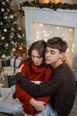 Geleneksel mutlu çift Noel 'i güzel bir Noel ağacının yanında kutluyor. Şenlikli şehir. Manzara. Yeni Yıl.