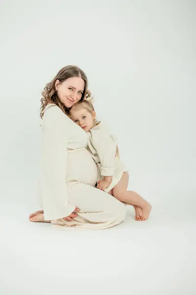 Mooie Jonge Zwangere Vrouw Met Haar Kleine Jarige Dochter Witte Stockfoto