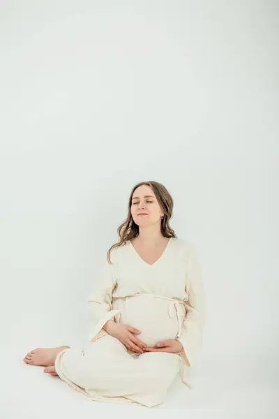 Красивая Молодая Беременная Женщина Белом Фоне Стильная Беременная Женщина Бежевом Лицензионные Стоковые Изображения