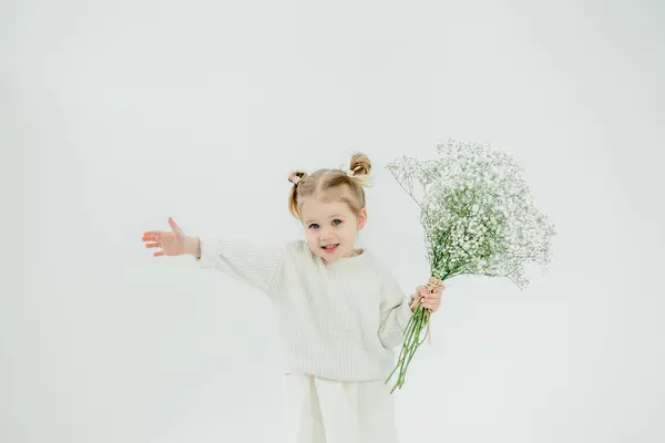 Милая Маленькая Летняя Девочка Букетом Белых Цветов Поздравляет Свою Мать Стоковое Фото