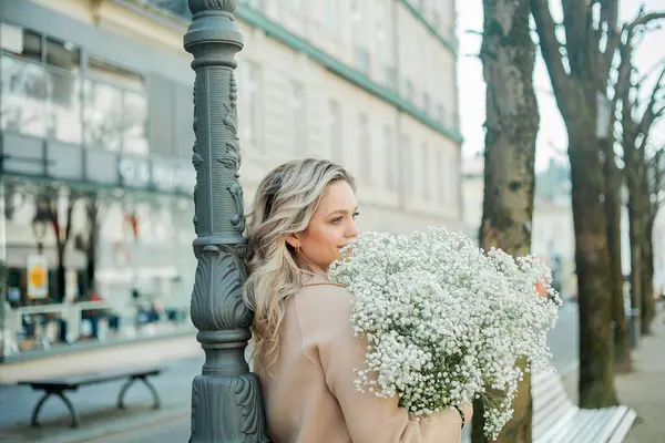 도시의 중심에 꽃다발과 여자의 초상화 캐주얼 로열티 프리 스톡 사진
