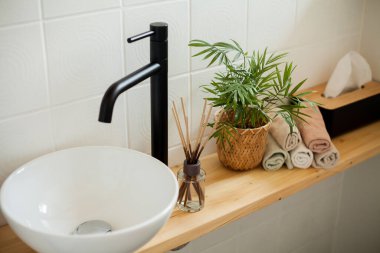 Tuvalet siyah-beyaz. Ev dekoru. Lavabo, el havluları, dağıtıcı, ev çiçeği..