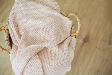 Evin içi rahat, pembe örülü ekose, jüt sepeti. Düş.