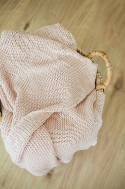 Evin içi rahat, pembe örülü ekose, jüt sepeti. Düş.