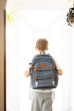 Okula dönelim. Sırt çantalı şirin, mutlu çocuk evden okula gidiyor. Samimi.