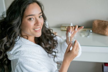 Kadınların kişisel bakımı. Genç ve güzel bir kadın oje sürüyor..