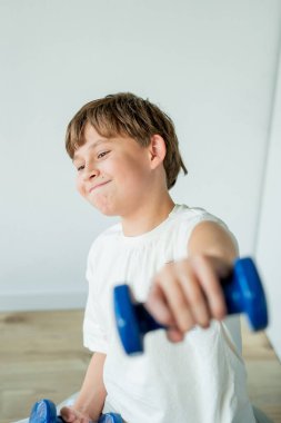 Sevimli 10 yaşındaki çocuk evde halterli ve spor yapıyor. Evde eğitim.