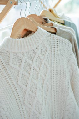 Askılarda sıcak, sıcak kıyafetler. Sonbahar süveteri ördüm. Örgüt.