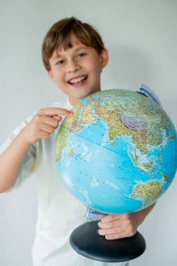 Küçük şirin çocuk elinde küçük bir uçakla dünyaya bakıyor. Yolculuk için rota hazırlanıyor. Ülke seçiliyor.