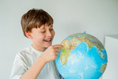 Küçük şirin çocuk elinde küçük bir uçakla dünyaya bakıyor. Yolculuk için rota hazırlanıyor. Ülke seçiliyor.