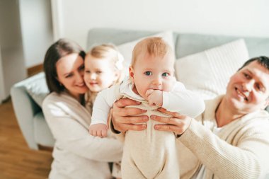 Evlerinde dinlenen küçük çocukları olan güzel, mutlu bir aile. Samimi.