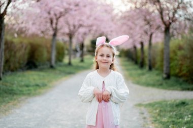 Sevimli küçük kız. 7 yaşında. Paskalya tavşanı kulaklı..