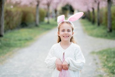 Sevimli küçük kız. 7 yaşında. Paskalya tavşanı kulaklı..