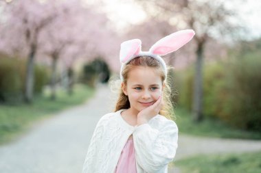 Sevimli küçük kız. 7 yaşında. Paskalya tavşanı kulaklı..