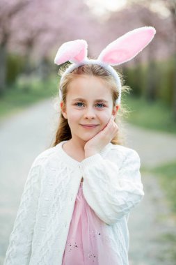 Sevimli küçük kız. 7 yaşında. Paskalya tavşanı kulaklı..