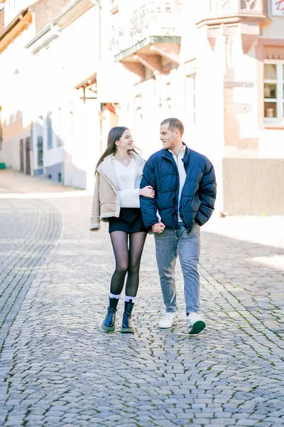 Birbirine aşık genç bir çift, Avrupa 'nın küçük kasabasında güzel manzaralı mutlu bir yürüyüş. Baharda Almanya.