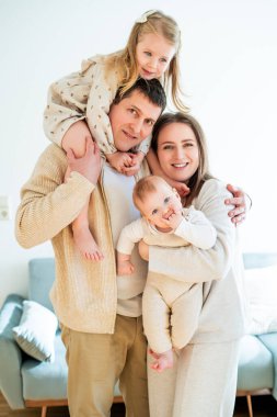 Evlerinde dinlenen küçük çocukları olan güzel, mutlu bir aile. Samimi.