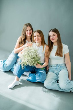 İki genç kız evde genç annelerine sarılıyorlar. Mutlu anne ve iki kız haberleşiyorlar. Bahar tatili. Aile değerleri.