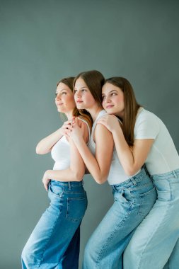 İki genç kız evde genç annelerine sarılıyorlar. Mutlu anne ve iki kız haberleşiyorlar. Bahar tatili. Aile değerleri.