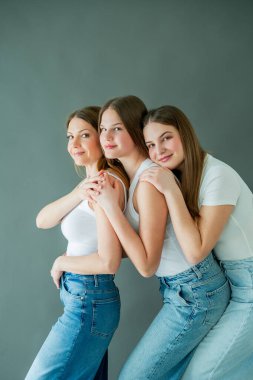 İki genç kız evde genç annelerine sarılıyorlar. Mutlu anne ve iki kız haberleşiyorlar. Bahar tatili. Aile değerleri.