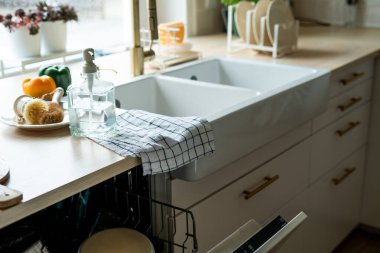 Çeşitli tabakları olan bulaşık makinesini aç.
