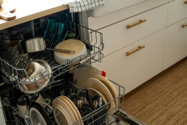 Çeşitli tabakları olan bulaşık makinesini aç.