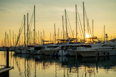 Günbatımında bir Fransız şehrinin körfezinde beyaz yatların olduğu büyük bir otopark. Deniz Burnu.