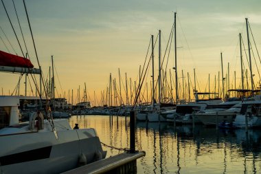 Günbatımında bir Fransız şehrinin körfezinde beyaz yatların olduğu büyük bir otopark. Deniz Burnu.