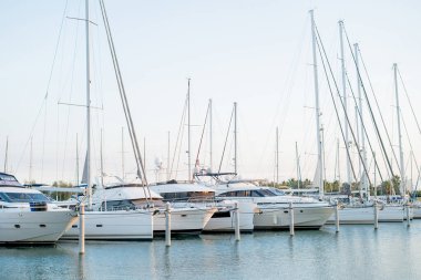 Günbatımında bir Fransız şehrinin körfezinde beyaz yatların olduğu büyük bir otopark. Deniz Burnu.