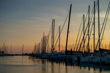Günbatımında bir Fransız şehrinin körfezinde beyaz yatların olduğu büyük bir otopark. Deniz Burnu.