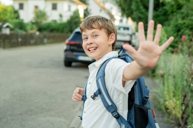 Sokakta sırt çantalı bir çocuğun portresi. Okula geri dön..