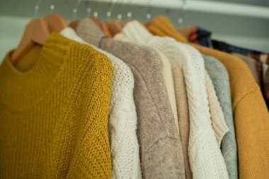 Dolapta sıcak sonbahar kıyafetleri örülmüş. Örgüt.