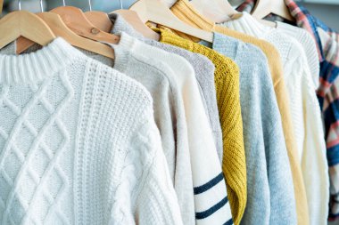 Askılarda sıcak, sıcak kıyafetler. Sonbahar süveteri ördüm. Örgüt.