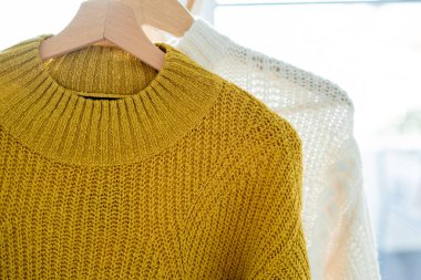 Dolapta sıcak sonbahar kıyafetleri örülmüş. Örgüt.