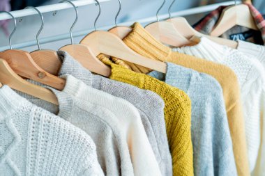 Askılarda sıcak, sıcak kıyafetler. Sonbahar süveteri ördüm. Örgüt.