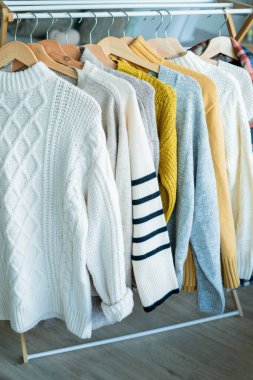 Askılarda sıcak, sıcak kıyafetler. Sonbahar süveteri ördüm. Örgüt.