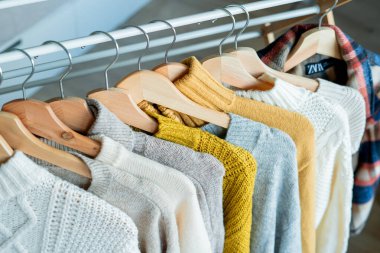 Askılarda sıcak, sıcak kıyafetler. Sonbahar süveteri ördüm. Örgüt.