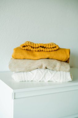 İç mekândaki çekmecelerde sıcak, rahat giysiler. Sonbahar süveteri ördüm. Örgüt.