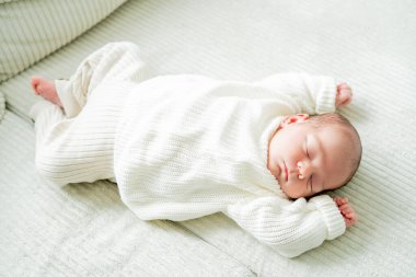 Örgü elbiseli küçük çocuk uyuyor. Bebeğim..