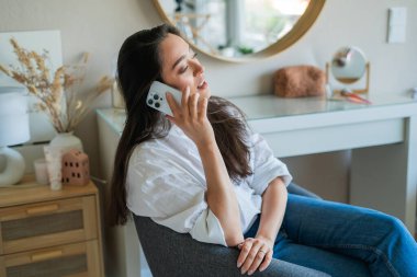 Genç bayan akıllı telefondan telefon görüşmesi yapıyor..
