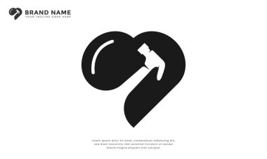 Çekiç kalp logosu. Minimalist logo çekiç ve kalp şeklini birleştirir. Kalite ve tutkuyu öncelik haline getiren inşaat şirketleri, marangozluk hizmetleri, DIY işletmeleri veya hırdavat mağazaları için ideal.