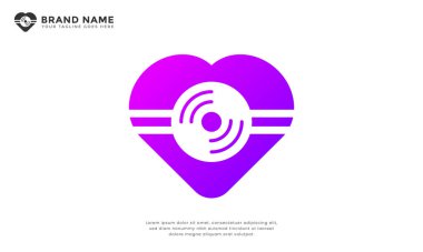 Love Disc Vinil Logosu. Modern logo bir kalp şeklini müzik diski veya plak plağıyla birleştiriyor. Müzik, ses ve eğlence tutkusunu sembolize eder. Müzik, radyo ya da etkinlikler için mükemmel..
