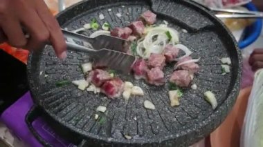 Ev Yapımı Et, sebze ve erimiş peynirle yiyebildiğin kadar yakın pişir