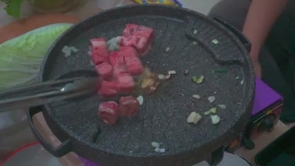 家常便饭与肉 蔬菜和融化的奶酪一起就餐 — 图库视频影像
