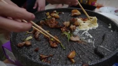 Ev Yapımı Et, sebze ve erimiş peynirle yiyebildiğin kadar yakın pişir