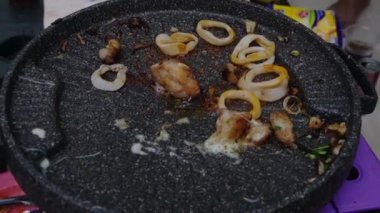 Ev Yapımı Et, sebze ve erimiş peynirle yiyebildiğin kadar yakın pişir